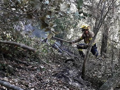 Un bombero trabaja en el incendio de Capellades.