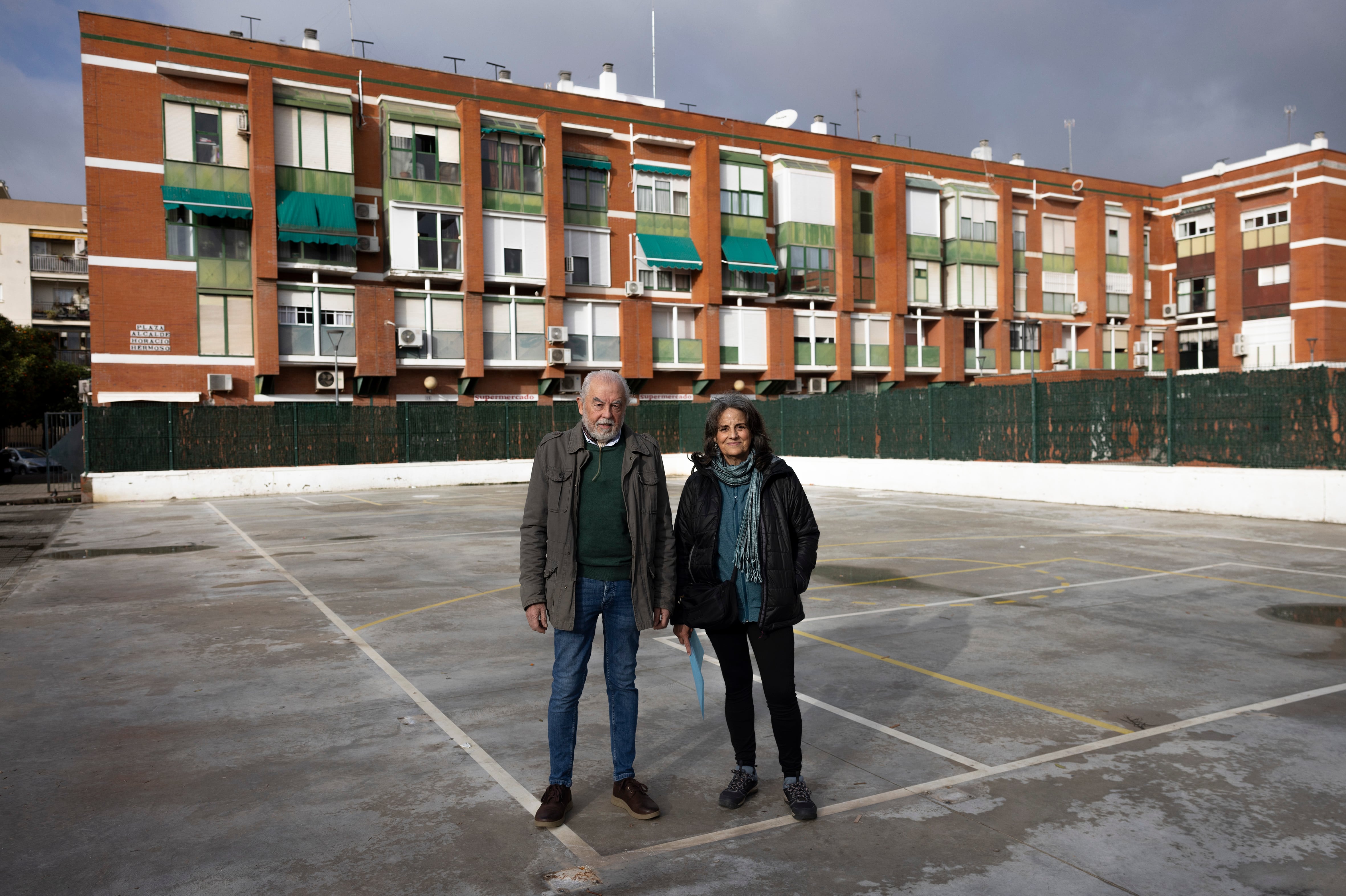 El barrio de Sevilla dividido por una pista deportiva 