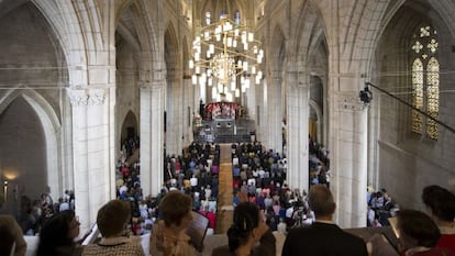 Celebración de una misa en el interior de la Catedral de Santa María de Vitoria.