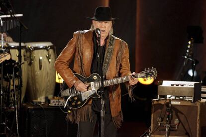 El músico Neil Young en un concierto de 2015 en Washington.