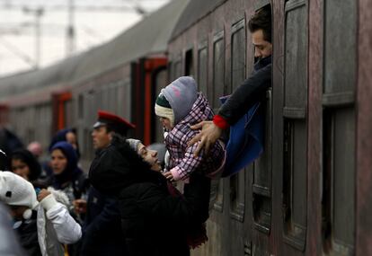 Llegada de refugiados a una estación cercana a la localidad de Tabanovce, en Macedonia.