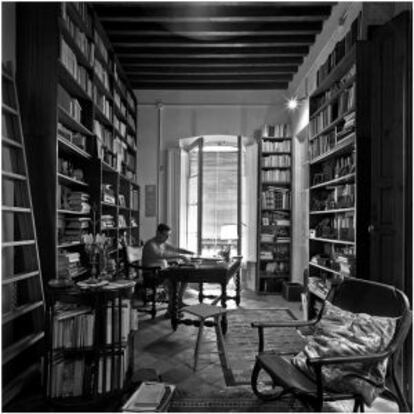 The poet José Ángel Valente, who died in 2000, pictured in his Almería house.