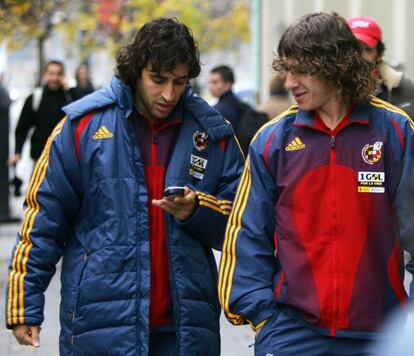 Raúl y Puyol pasean por el centro de Bratislava antes del partido de repesca para el Mundial 2006 entre España y Eslovaquia.