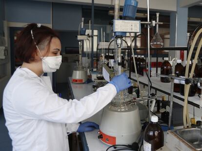 Una alumna del ciclo superior de formación profesional en la rama de Química Industrial durante una clase en el instituto de Jesuitas de Bilbao.