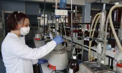 Una alumna del ciclo superior de formación profesional en la rama de Química Industrial durante una clase en el instituto de Jesuitas de Bilbao.