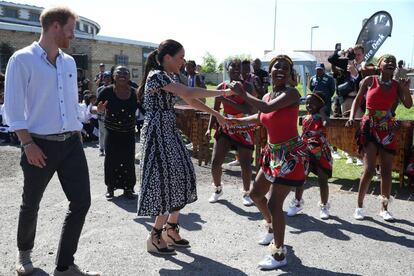 Enrique de Inglaterra y Meghan Markle (con un vestido de 80 euros y alpargatas de Castañer), el 23 de septiembre en Ciudad del Cabo, Sudáfrica.