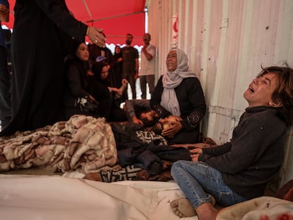 Varios miembros de una familia lloran junto al cadáver de una de las víctimas de los bombardeos israelíes, este viernes en el Hospital Indonesio de la ciudad de Gaza.