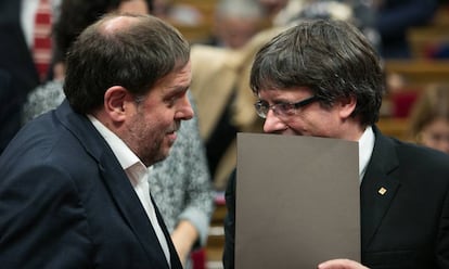 Junqueras y Puigdemont cuchichean al finalizar el pleno del Parlamento de Catalu&ntilde;a, el pasado 10 de octubre.