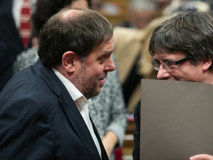 Junqueras y Puigdemont cuchichean al finalizar el pleno del Parlamento de Catalu&ntilde;a, el pasado 10 de octubre.