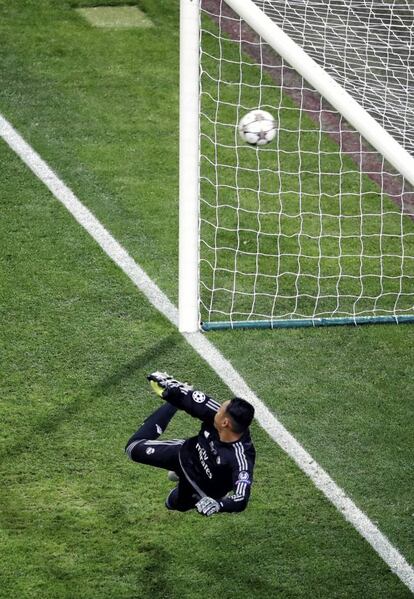 El penalti tirado por Griezmann golpea en el largero ante la mirada de Keilor Navas.