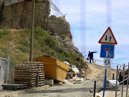 El cierre del vial del barrio de Santa Cruz de Alicante aisla al vecindario, que tiene que subir por las escalinatas.