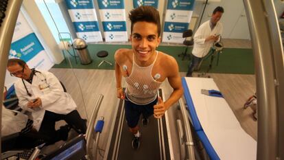 El defensa del Barcelona Marc Bartra efectúa las pruebas físicas del examen médico.