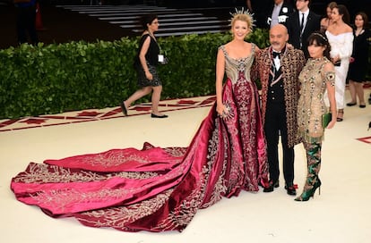 Blake Lively, Christian Louboutin e uma convidada no MET Gala 2018