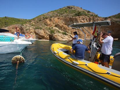 Los vigilantes se aproximan al patrón de un yate, amarrado a una boya ecológica, en una cala de Xàbia, el pasado jueves.