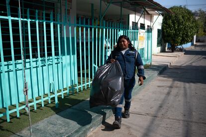 Mirta González recoge el material aprovechable del Instituto Samario del Sur en Santa Marta (Colombia), el 6 de febrero de 2023.