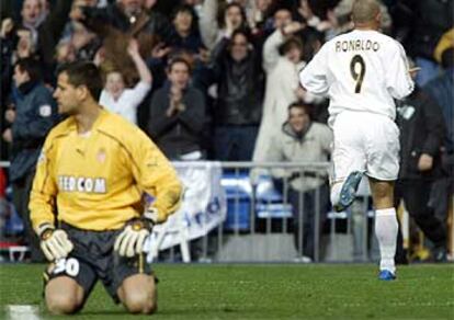 El portero Roma, arrodillado, mientras Ronaldo corre a celebrar el cuarto y último gol.