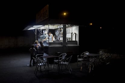 La noche en una churrería de Mondéjar, el primer pueblo de la provincia de Guadalajara.