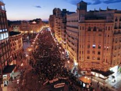 Miles de personas se han manifestado esta tarde por las calles del centro de Valencia convocada por las organizaciones de la Cumbre Social bajo el lema "Menos corrupción, más democracia, más derechos sociales, no a la reforma laboral".