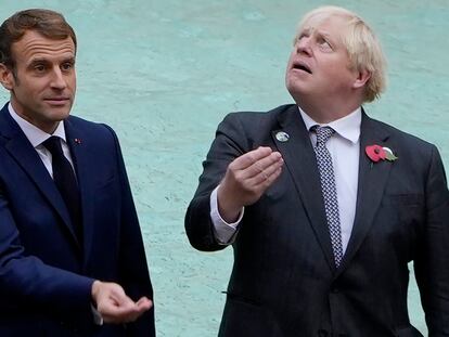 El presidente francés, Emmanuel Macron, y el primer ministro británico, Boris Johnson, lanzan una moneda de espaldas a la fontana di Trevi.