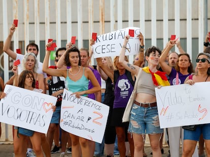 Manifestación feminista para pedir la destitución del presidente de la Real Federación Española de Fútbol, Luis Rubiales, este viernes ante la sede de la Federación en la localidad madrileña de Las Rozas.