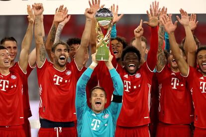 Los jugadores del Bayern levantan la Supercopa de Alemania, recientemente ganada al Dortmund. / (EFE)