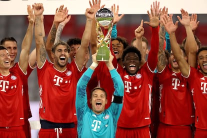 Los jugadores del Bayern levantan la Supercopa de Alemania, recientemente ganada al Dortmund. / (EFE)