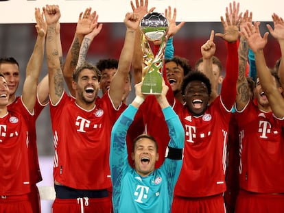 Los jugadores del Bayern levantan la Supercopa de Alemania, recientemente ganada al Dortmund. / (EFE)