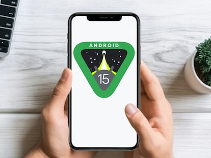 Smartphone con el logo de Android 15