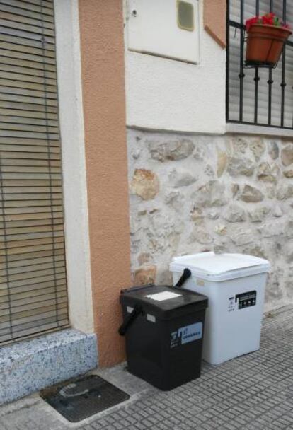 Los recipientes repartidos por el Ayuntamiento en la puerta de una casa de Orba.