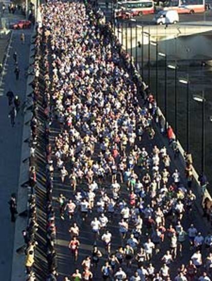 Cientos de corredores, ayer, a la salida del maratón desde el puente 9 de octubre.