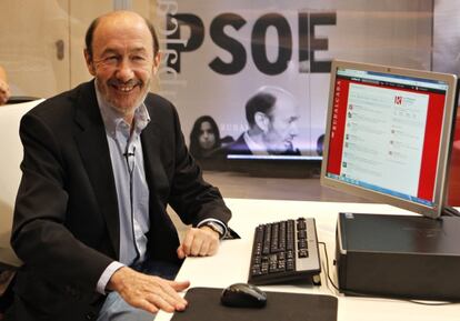 El candidato socialista, Alfredo Pérez Rubalcaba, antes de responder a través de Twitter.