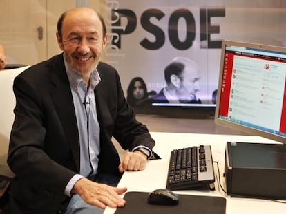 El candidato socialista, Alfredo Pérez Rubalcaba, antes de responder a través de Twitter.