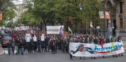 Un momento de la manifestación convocada por la asociación juvenil de la izquierda abertzale, Ernai, hoy en Bilbao en contra de la precariedad laboral y a favor de los derechos de los trabajadores y la educación.