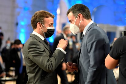 Pedro Sánchez conversa con el presidente francés, Emmanuel Macron, el viernes en Oporto.