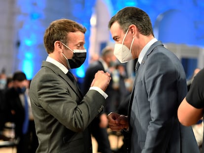 Pedro Sánchez conversa con el presidente francés, Emmanuel Macron, el viernes en Oporto.