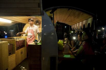 Caravana de noodles en el mercado de moda.