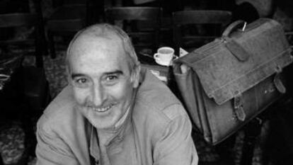 Mario Gaviria, sociólogo, en un café de Madrid en 1998.  