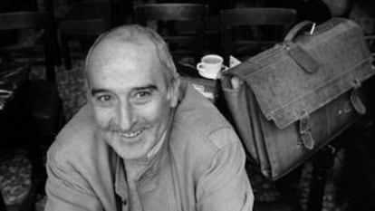 Mario Gaviria, sociólogo, en un café de Madrid en 1998.