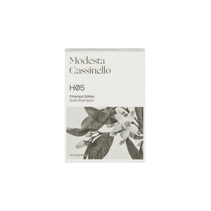 Elegir un champú es elegir también unos valores. Eso es lo que defienden en Laconicum, donde venden en exclusiva el champú sólido de Modesta Cassinello. Un cosmético que, más allá de suponer un gran ahorro en agua y plástico, recupera una forma muy clásica a la hora del baño: la pastilla de jabón. Es vegano y está elaborado a partir de aceite de coco, que es tan suave como respetuoso. Además, la marca se inspira en la cultura y la naturaleza del Mediterráneo. Precio: 16 euros.