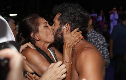 Isabel Pantoja y Omar Montes se besan durante la gala.