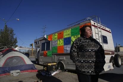 Antonia Hinojosa, acampada a las puertas de una planta de industrias Eaton en las afueras de Juárez, está exigiendo mejores salarios y más tiempo de vacaciones.