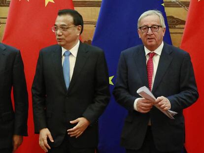 El primer ministro chino, Li Keqiang, entre el presidente del Consejo Europeo, Donald Tusk (izquierda), y el de la Comisión Europea, Jean-Claude Juncker, en 2018.