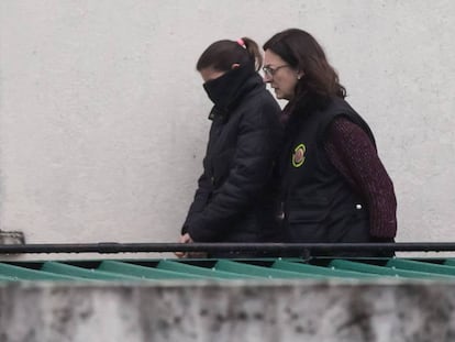 Salida de Rosario Rodr&iacute;guez del cuartel de Padr&oacute;n tras dejar a su marido sin coartada. 