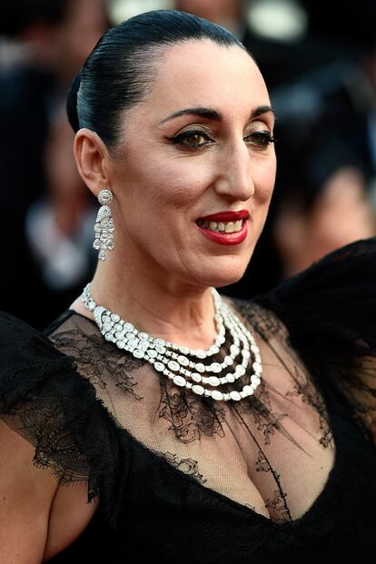 Rossy de Palma, miembro del jurado de esta edición, con joyas de Chopard y vestido negro de transparencias de Juanjo Oliva