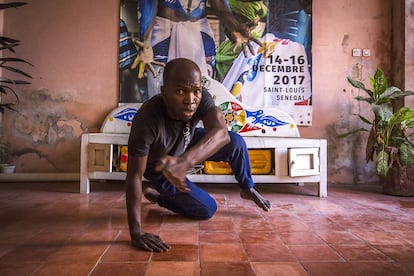 El bailarín y coreógrafo senegalés Alioune Diagne en la sede de Le Château, en Saint Louis.