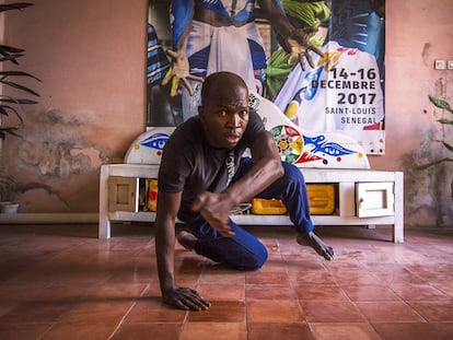 El bailarín y coreógrafo senegalés Alioune Diagne en la sede de Le Château, en Saint Louis.