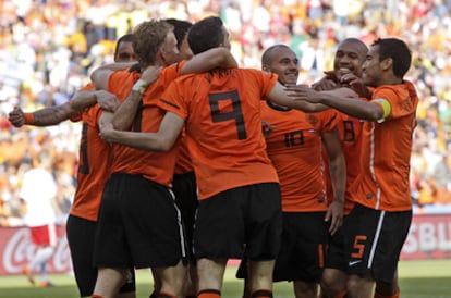 Los jugadores de la selección holandesa celebran el gol en propia meta marcado por Dinamarca y que suposo el 1-0 en el marcador.