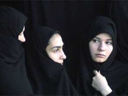 Tres mujeres chiítas iraníes observan la celebración de la muerte de Husein, nieto de Mahoma, en el bazar de Teherán.