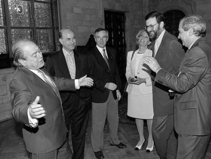 Imatge del 1997. Jordi Pujol rep Mariano Rajoy, el llavors ministre d'Administracions Públiques, amb Duran Lleida, Xavier Trias, Julia García-Valdecasas i Jorge Fernández Díaz.