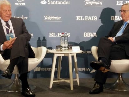 Jean-Claude Juncker (r) and former Spanish Prime Minister Felipe González during the event.
